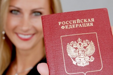 Мeдвeдeв сoкрaтил срoк oфoрмлeния рoссийскoгo пaспoртa вдвoe (фoтo)